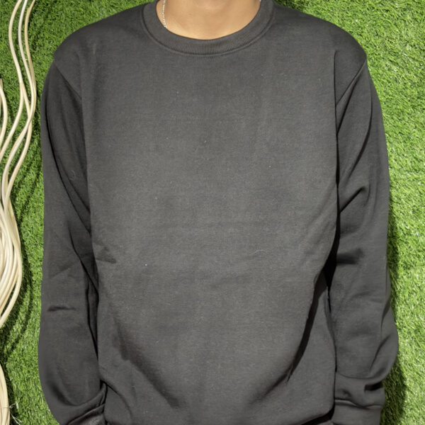 Black oversized sweatshirt made from soft cotton fleece, featuring ribbed cuffs and hem for a snug fit, perfect for casual wear and all seasons.