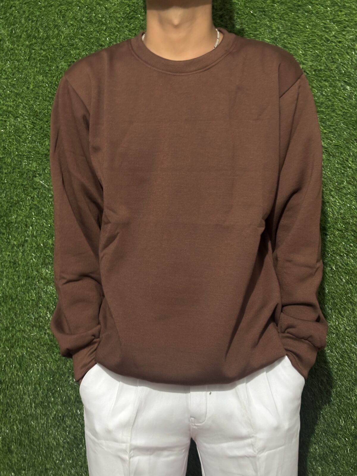 Men’s brown sweatshirt made from soft cotton blend fabric, featuring a regular fit, ribbed cuffs, and a versatile design for casual wear and layering.
