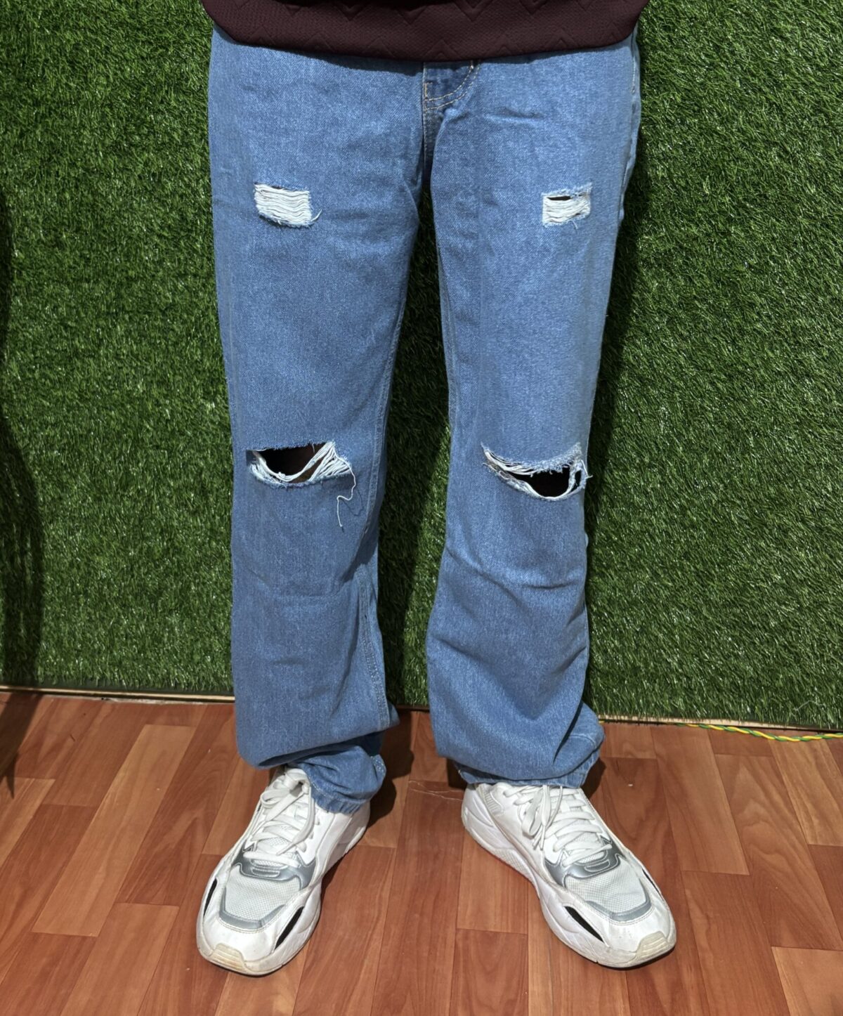 Trendy slim-fit ripped denim jeans
